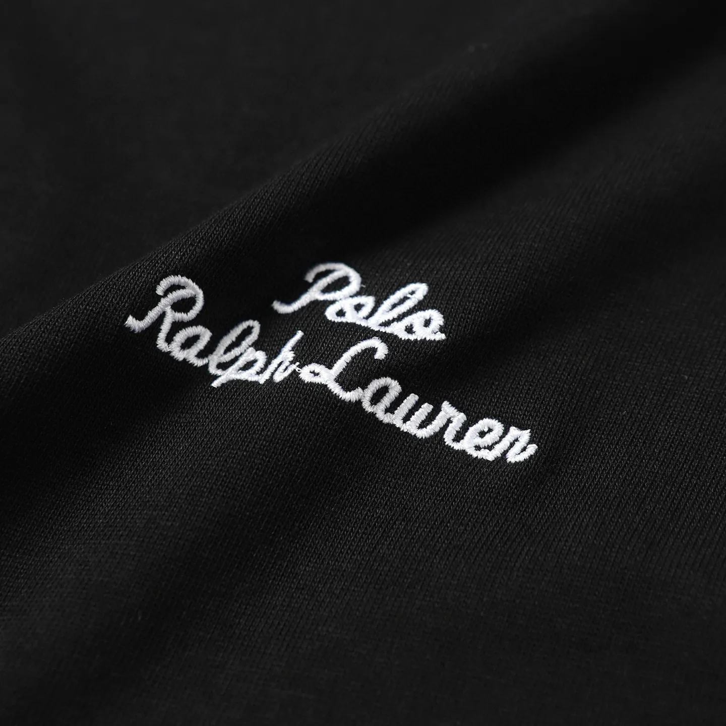 P126 Style number: 506 Ralph Lauren/Ralph Lauren 25ss summer new round-neck T-shirt with English letter embroidery. The main logo on the neck has a QR code mark, which can be scanned for verification. The detailed English letter logo embroidery is all high-density and made with imported Tajima machines, which distinguishes low-quality products on the market. 32 counts, 240g hydrophilic toner, 100% cotton fabric, comfortable and soft, highly breathable, focusing on high-end cost-effectiveness, needless to say good quality. Available in a variety of colors, both boys and girls can try this genderless style, giving them a yuppie tone in no time. Immerse yourself in your leisurely style, and have your own style in retro. Natural, vivid and very French romantic feelings, perfectly integrating youthful atmosphere and trend. Color: black, white, green, sky blue Size: S-xL S Shoulder width 44 Bust 104 Sleeve length 23 Clothing length 72 M Shoulder width 45 Bust 108 Sleeve length 24 Clothing length 74 L Shoulder width 46 Bust 112 Sleeve length 25 Clothing length 76 xL Shoulder width 47 Bust 116 Sleeve length 26 Clothing length 78